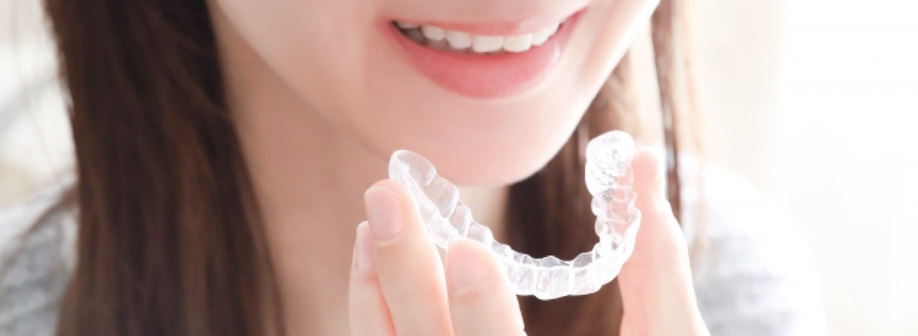 透明で目立ちにくいマウスピース矯正